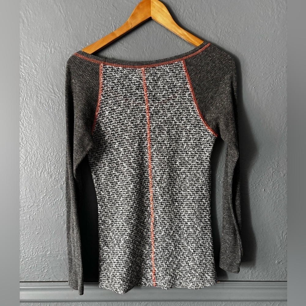 Daytrip Lightweight Long Sleeve Graphic Knit Top - Picture 5 of 7